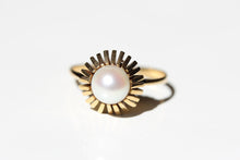 Load image into Gallery viewer, Sunburst Pearl Solitaire Ring