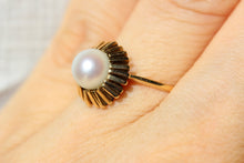 Load image into Gallery viewer, Sunburst Pearl Solitaire Ring